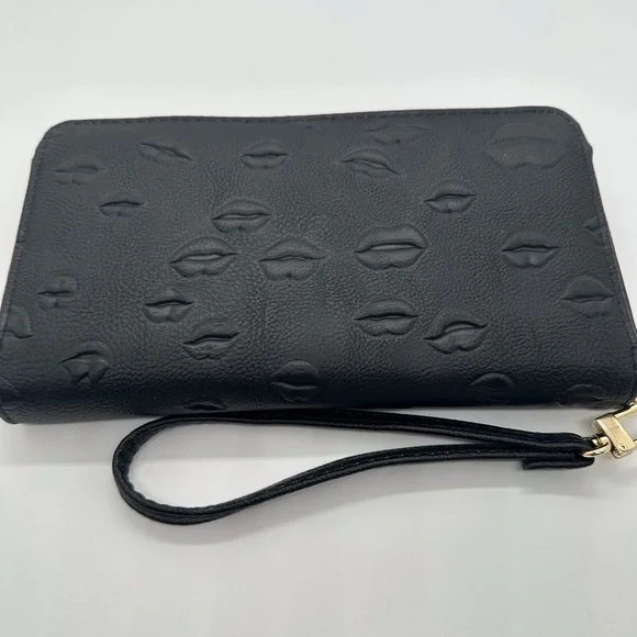 NWOT Betsey Johnson Embossed Lips Print Black Wallet Wristlet - Picture 2 of 5